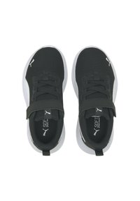 Sneaker Puma soft-comfort bianco e nero con tomaia in rete, cinturini in Velcro e linguette per il sollevamento, viste dall'alto.