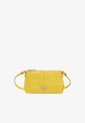 Pequeño bolso de mano amarillo de cuero con cremallera superior y logo plateado "BIMBA Y LOLA" en la parte delantera, con una correa delgada para la muñeca.