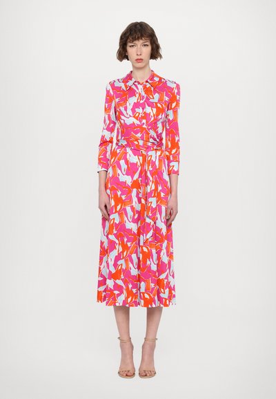 Robe boutonnée avec un motif multicolore en rose, orange et bleu. Manches longues, taille cintrée et longueur mi-mollet. Texture lisse.