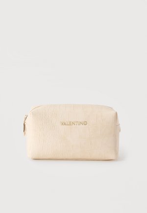 Flødefarvet tekstureret pung med guld "Valentino" logo og en guldfarvet lynlås på en ensartet lys baggrund.
