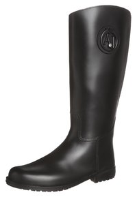 Svarta gummistövlar med höga skaft, slät yta, rund tå, texturerad sula och embosserad logotypdetalj nära toppen.