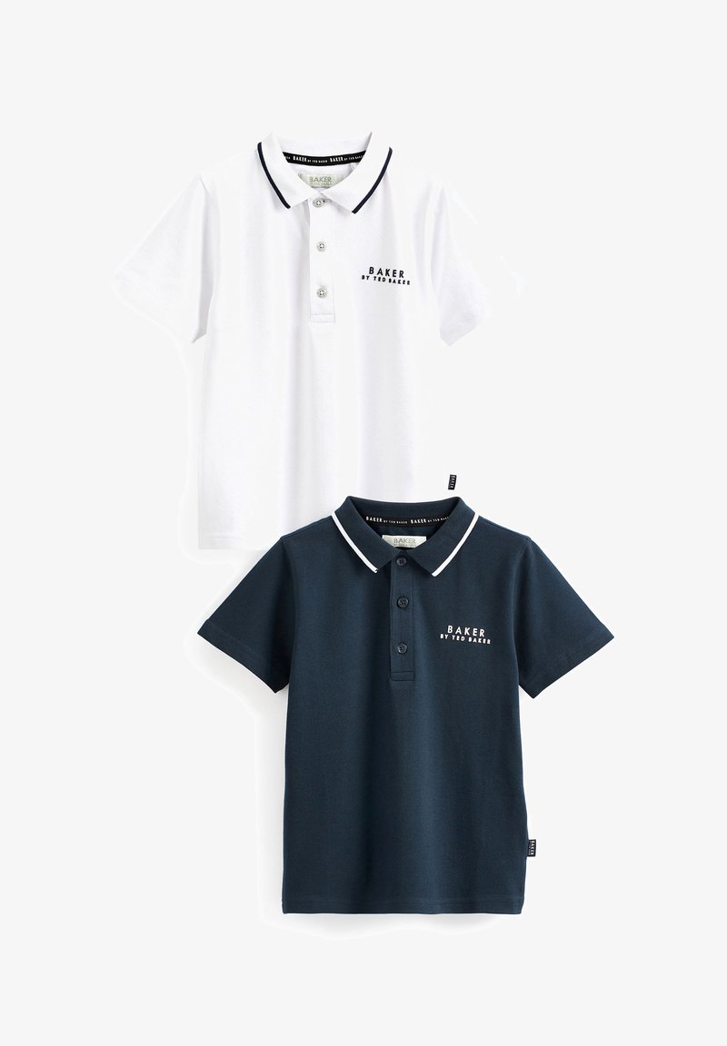 Dve polo tričká: jedno biele s námorníckym golierom a logom, druhé námornícke s bielym golierom a logom. Obe majú krátke rukávy a gombíkovú légu.