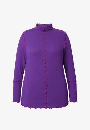 Paarse top met lange mouwen en een hoge col, voorzien van gerimpelde roze bies langs de naden en manchetten. Zacht, lichtgewicht materiaal.