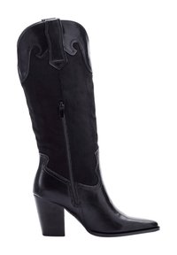 Bota cowboy de cuero y ante negra hasta la mitad de la pantorrilla, con punta afilada, cremallera lateral, costuras decorativas y tacón alto cuadrado.