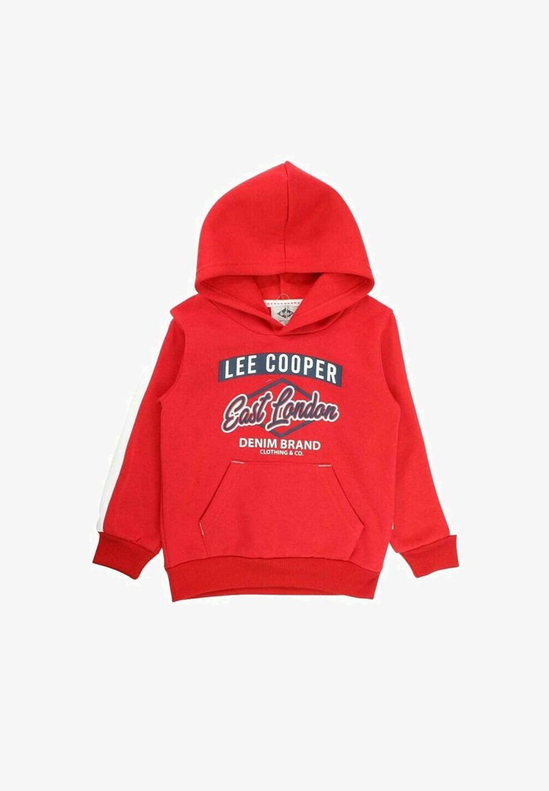 Sweatshirt à capuche rouge avec une poche frontale, arborant le texte "Lee Cooper East London". Le tissu est lisse avec des poignets et un ourlet côtelés.
