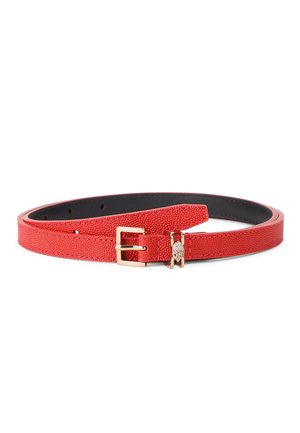 Rode gestructureerde leren riem met gouden rechthoekige gesp en klein gouden dierenvormig detail op de lus, plat gelegd op een witte achtergrond.