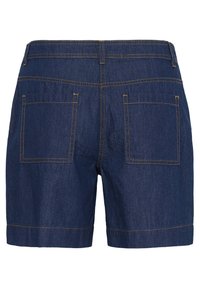 Shorts en denim bleu foncé avec deux poches plaquées à l'arrière et une couture orange contrastante visible, vus de dos.