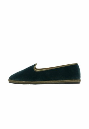 Chausson doux en velours vert foncé avec bordure vert olive et semelle plate, vu de côté sur fond blanc.