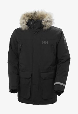 Zwarte geïsoleerde parka met een gevoerd capuchon van nepbont, een ritszak op de borst, twee voorzakken en een reflecterend accent op de mouw.