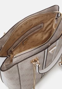 Guess NOREEN GIRLFRIEND CARRYALL - Ručna torba - dove logo