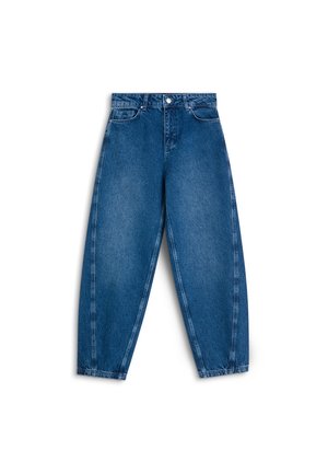 Niebieskie dżinsy o wysokim stanie, szerokich nogawkach i lekko zgaszonym odcieniu. Posiadają przednie kieszenie oraz klasyczne zapięcie na guzik i zamek błyskawiczny.