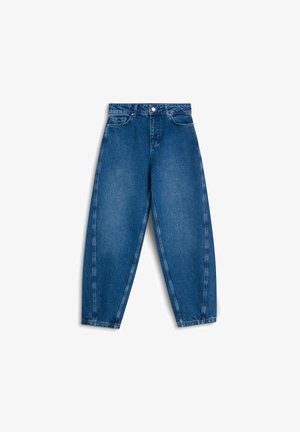 Niebieskie dżinsy o wysokim stanie, szerokich nogawkach i lekko zgaszonym odcieniu. Posiadają przednie kieszenie oraz klasyczne zapięcie na guzik i zamek błyskawiczny.