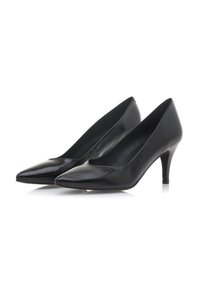 Scarpe con tacco alto in vernice nera, a punta e con un tacco sottile e curvo. Texture liscia e design elegante.