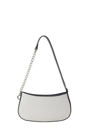 Valge nahast õlakott, millel on kaarjas siluett, must ääris ja hõbedane kett. Sile tekstuur, minimalistik disain.