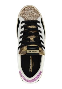 Sneaker bianca con una punta glitter beige, dettagli in suede neri e un particolare glitter rosa sul tallone. Lacci neri e motivo camouflage.