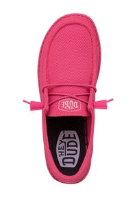 Zapatilla de color rosa brillante, tipo slip-on, con parte superior de malla texturizada, cordones elásticos y suela ligera. Presenta un logo en la lengüeta y una plantilla acolchada.