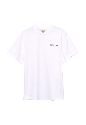Witte katoenen t-shirt met korte mouwen en een ronde hals. Bevat zwarte bedrukte tekst en cijfers op de bovenste linkerborst.