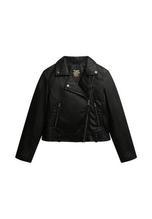 Veste de motard en simili cuir noir avec un col cranté, fermeture éclair asymétrique et plusieurs poches zippées ; design ajusté et texture lisse.
