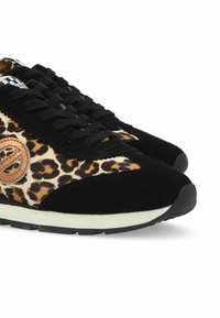 Baskets en daim noir avec un panneau latéral à motifs léopard, bout rond et lacets noirs. Comprend un détail logo beige sur le côté.