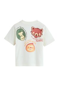 Camiseta de algodón blanca con tres gráficos de animales coloridos: un simio, un zorro y un perezoso, acompañados de texto sobre similitudes genéticas y preferencias.