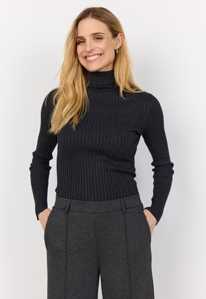 Schwarzer gerippter Rollkragenpullover mit langen Ärmeln, figurbetontem Schnitt und hohem Kragen, kombiniert mit dunkelgrauen Anzughosen.