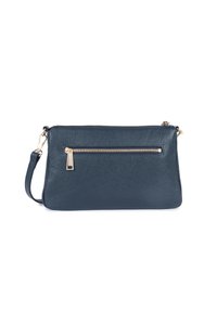 Borsa a tracolla in pelle blu scuro con superficie testurizzata, tasca frontale con zip e dettagli in metallo dorato. Cinghia regolabile attaccata.