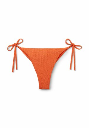 Orange strukturierter Bikini-Slip mit seitlichen Bindebändern vor weißem Hintergrund.