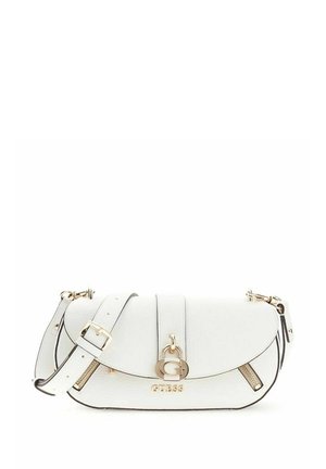 Borsa a tracolla Guess in pelle bianca con fibbia color oro, ciondolo logo, dettagli con cerniera e cinturino regolabile su sfondo bianco.