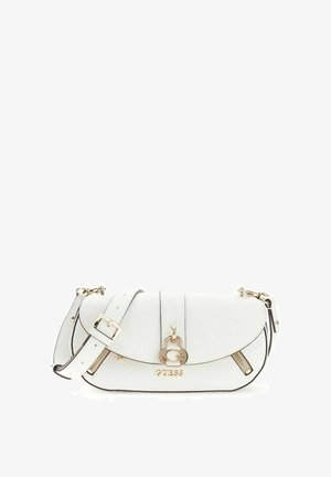 Borsa a tracolla Guess in pelle bianca con fibbia color oro, ciondolo logo, dettagli con cerniera e cinturino regolabile su sfondo bianco.