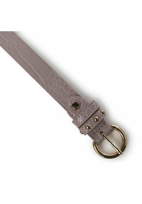 Læderbælte i lys grå med krokodillepræg,.gold-farvet hardware, nitter og en rund spænde med krumtap-lukning.