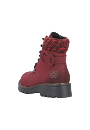 Bottes de cheville rouges avec un col en tricot texturé, corps en tissu lisse, design à lacets et semelle en caoutchouc noir épais. Marque sur le côté.
