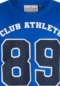 Niebieska bawełniana koszulka z napisem "CLUB ATHLETE" oraz liczbą "89" w kolorze białym i granatowym, z kontrastującą obwódką na literach.