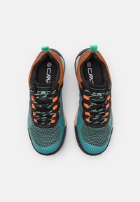 Zapatillas deportivas en color negro y azul petróleo con acentos naranjas, parte superior de malla texturizada y cordones negros. Presenta un acolchado en el cuello y suela de goma.