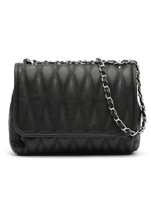 Borsa a spalla in finta pelle nera trapuntata con tracolla a catena, caratterizzata da una forma rettangolare e un motivo a rombi sul pannello frontale.