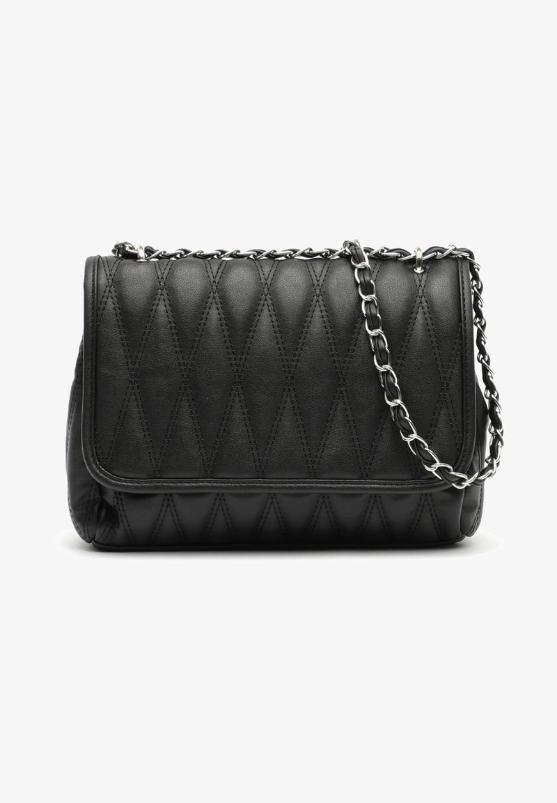 Kvadra torbica iz umetnega usnja v črni barvi z verižnim ročajem, ki ima pravokotno obliko in diamantski vzorec na sprednji plošči.