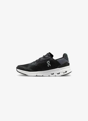 Schwarzer Sportschuh mit einem strukturierten Mesh-Obermaterial, weißer Sohle und verstärktem Fersenbereich. Verfügt über ein Schnürsystem und ein Logo an der Seite.