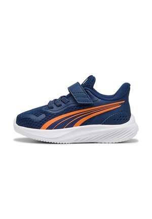 Zapatilla deportiva azul con acentos naranjas, parte superior de malla y una correa de velcro. Presenta una suela de goma blanca con detalles texturizados.