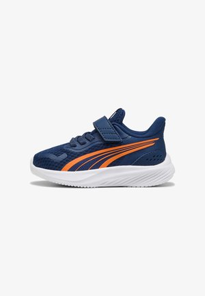 Blauer Sportschuh mit orangen Akzenten, Obermaterial aus Mesh und einem Klettverschluss. Verfügt über eine weiße Gummisohle mit strukturierten Details.