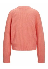Pull tricot côtelé en corail doux, avec un col rond et des manches longues, offrant une coupe décontractée et un tissu texturé.