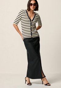 Next SHORT SLEEVE - REGULAR FIT - Neuletakki - black and cream striped