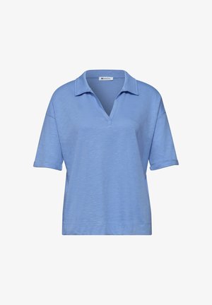 Polo bleu clair à manches courtes avec col en V ouvert, fabriqué en tissu doux texturé.