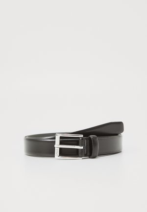 Zwarte leren riem met een platte textuur, voorzien van een zilveren rechthoekige gesp en een enkele lus om de uiteinde vast te zetten.