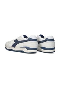 Witte sneakers met marineblauwe accenten, gemaakt van leer en suede, laag model, met een textuurafwerking, voorzien van een contrasterend logo op de hak.