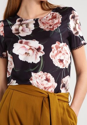 Oberteil mit Blumendesign und kurzen Ärmeln, das große rosa Pfingstrosen auf schwarzem Hintergrund zeigt; zackiger Saum ergänzt das Design.