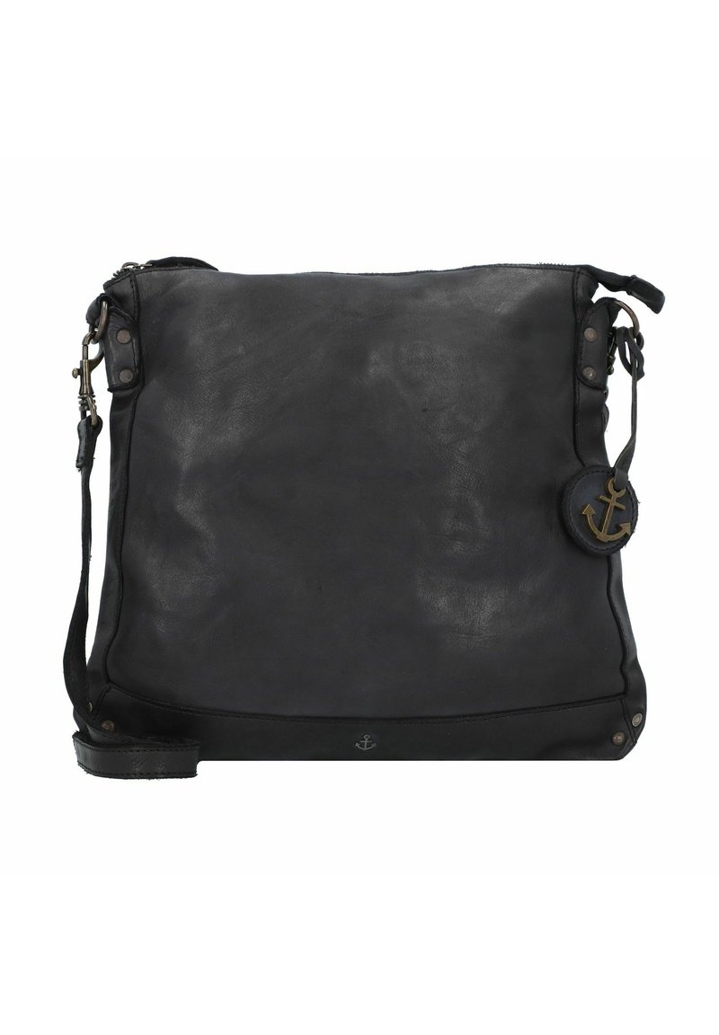Bolso de hombro de cuero negro con una textura suave, cierre de cremallera y correa ajustable. Presenta un charm redondo con un diseño de ancla.