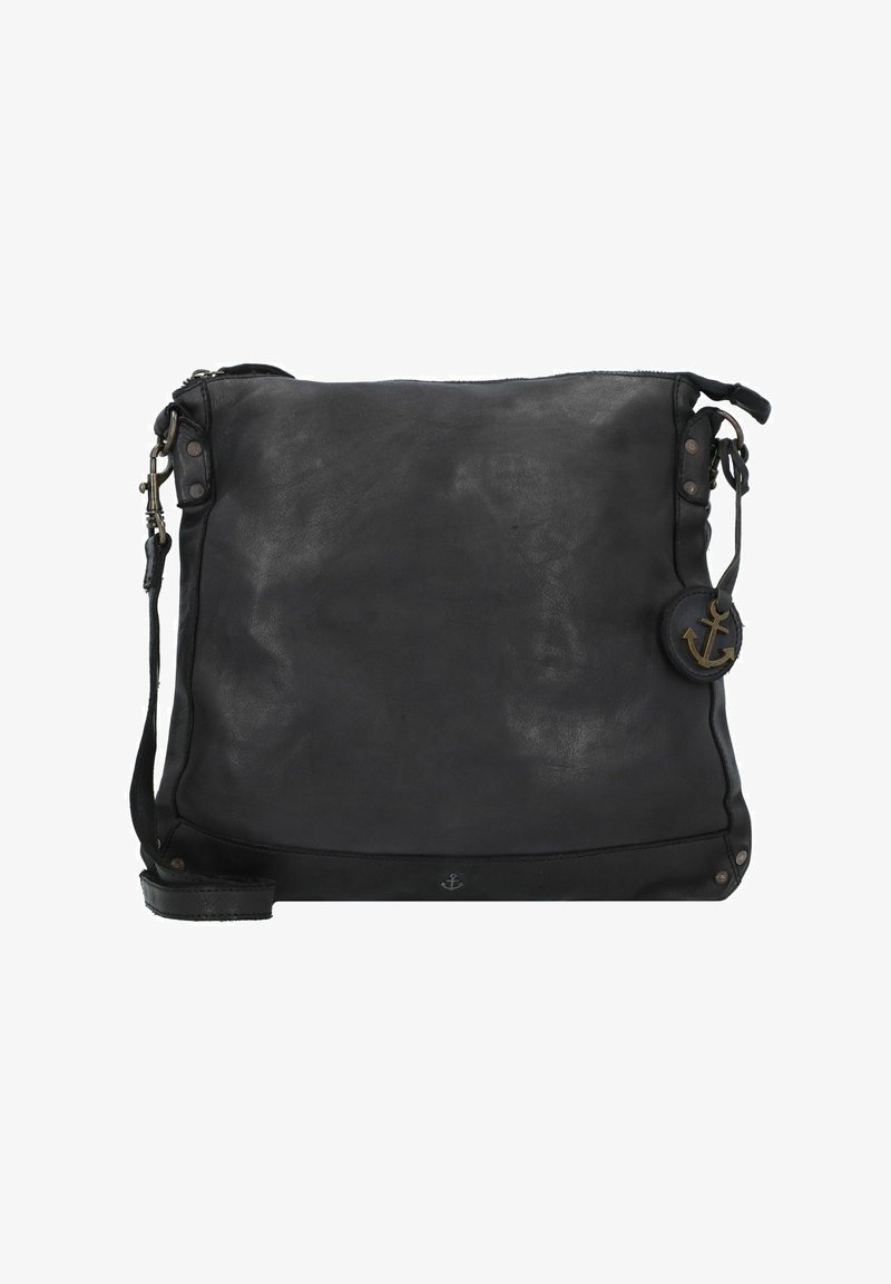 Bolso de hombro de cuero negro con una textura suave, cierre de cremallera y correa ajustable. Presenta un charm redondo con un diseño de ancla.
