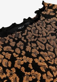 Černý top s texturovaným leopardím potiskem v metalické bronzové. Rybí výstřih a štítek s nápisem "NEXT" na zadní straně.