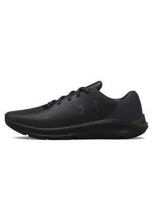 Czarny niski but sportowy z przodu na sznurowadła i teksturowana cholewka z logo Under Armour po boku, widziany z zewnętrznej strony.