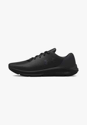 Zapatilla deportiva negra de corte bajo con cordones en la parte delantera y parte superior texturizada que muestra el logo de Under Armour en el lateral, vista desde el lado exterior.