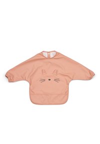 Dziecięcy fartuszek w kolorze brzoskwiniowym z długimi rękawami, z motywem twarzy kota, w tym uszami i wąsami, wykonany z wodoodpornego materiału.
